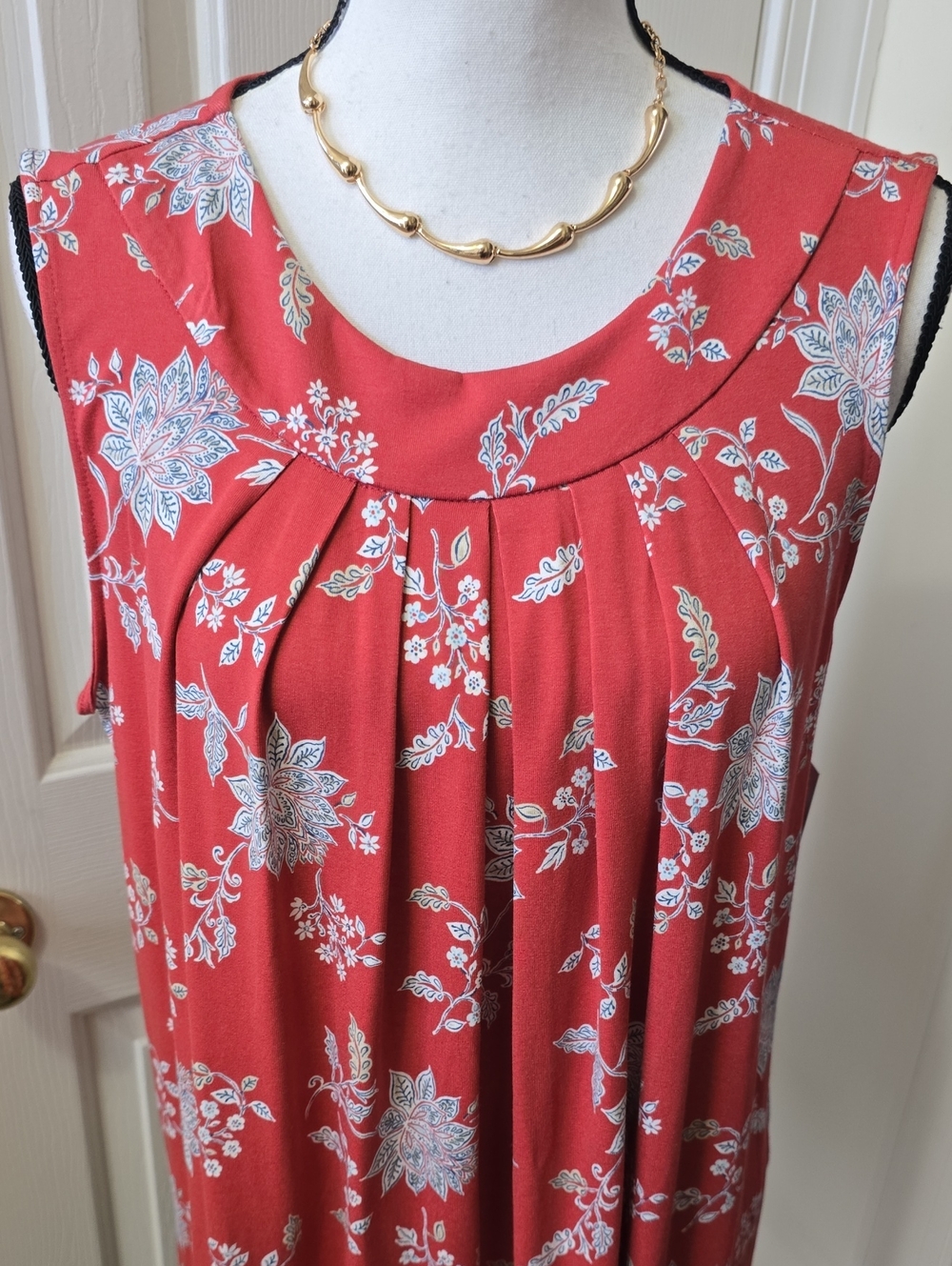 CROFT AND BARROW BRAND WOMEN'S RED AND WHITE SLEEVELESS SUMMER TOP SIZE LARGE